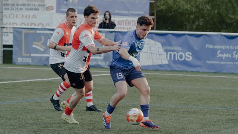 Uno de los jugadores de la UD Barbad�s en un partido ante el Arosa