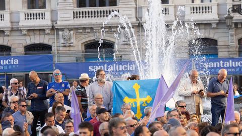 Varias personas con la bandera de Asturias, durante la manifestaci�n en contra del peaje del Huerna, a 17 de octubre de 2025, en Oviedo, Principado de Asturias