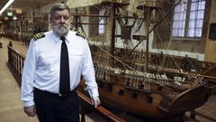 Bartolom� C�novas, junto a la reproducci�n de la fragata que se puede en el Museo Naval junto a los restos que se rescataron del pecio