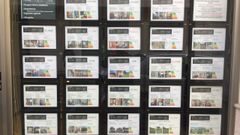 El escaparate de una inmobiliaria en Arteixo exhibe las propiedades en venta y alquiler