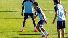 Jones, con protecci�n en la rodilla, en un entrenamiento del Celta.