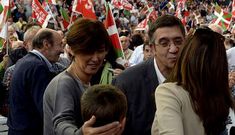 El lendakari L�pez, acompa�ado ayer en el mitin de Vitoria por su esposa y por Rubalcaba.