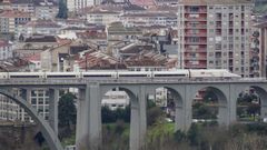 Un AVE entrando en Ourense por el viaducto del Mio