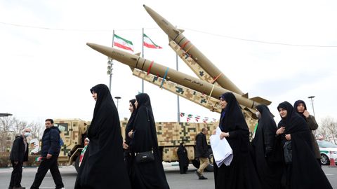 Un grupo de mujeres con velo caminan por Teher�n durante el aniversario de la revoluci�n isl�mica en Ir�n.