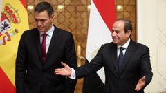 Pedro S�nchez (i) junto a Abdelfatah al Sisi (d) en El Cairo.