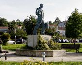 <span lang= es-es >Monumento al emigrante</span>. El jard�n y el entorno de la Casa da Cultura, con esta pieza de bronce son un oasis de espacio en medio de otras calles mucho m�s abigarradas y con bastante menos gusto.
