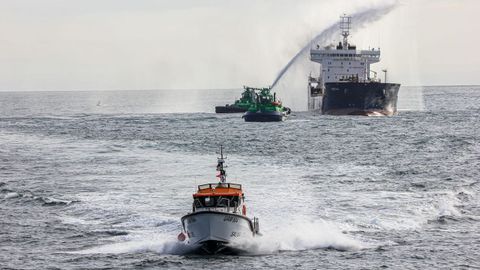 Tareas de extinci�n del petrolero frente a la costa de Oporto