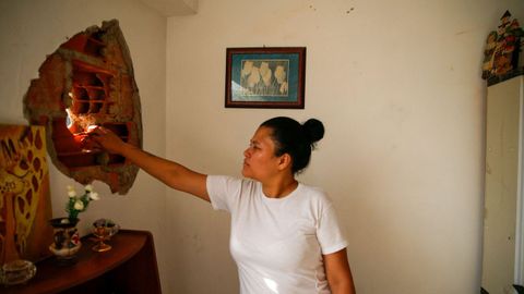 Una mujer muestra los da�os en un edificio residencial despu�s de que EE.UU. lanzara un ataque en Venezuela