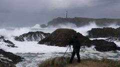 Fuerte oleaje en la costa de Valdovi�o, con el faro de Meir�s al fondo, en una de las borrascas de estos d�as