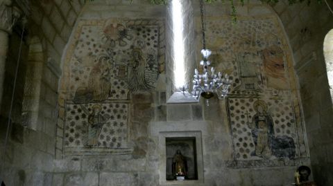 Pinturas en uno de los muros de la iglesia de Atn, en Pantn