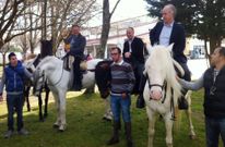 Gonzalo Dur�n y Javier Tour�s, -derecha- se subieron ayer a caballo para presentar la nueva ruta. 