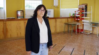 Beatriz Rodr�guez, en la desmantelada cafeter�a del IES Neira Vilas debido al cese de la actividad.