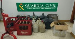La Guardia Civil se incauta de 150 litros de aguardiente y vino sin etiqueta en un bar de Vigo