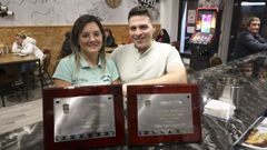 Cristina y Omar, en el local, con las placas de los premios a la mejor tapa de Saborea As Pontes,�del p�blico y del jurado profesional