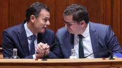  Luis Montenegro y el ministro de Finanzas, Joaquim Miranda Sarmento, celebran la aprobacin de los Presupuestos del 2026.