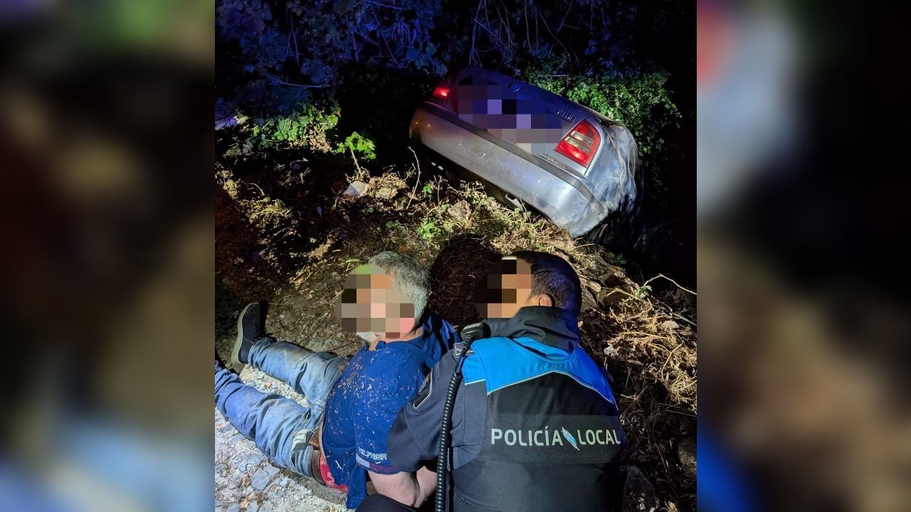 Huye de la policía borracho y sin carné, choca contra un coche patrulla ...