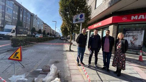 De izquierda a derecha: Juanjo López, jefe de obra; Juan Freije, técnico municipal; el concejal de Infraestructuras Urbanas, Javier Rodríguez, y la concejala de Urbanismo, Susana Madera. Pie de Lugones