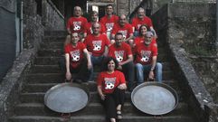 Aunque la nueva directiva del San Pedro FC lleva ya dos a�os al frente del club, esta ser� su primera fiesta de fin de temporada, tras paralizar las actividades sociales y competitivas a causa de la pandemia. Quiz�s por eso, les hace especial ilusi�n y han volcado todas sus ganas en la planificaci�n. En la foto, de arriba a abajo y de izquierda a derecha: Paco, Pablo, Marcos, To�o, Fernando, Manolo, Jos� Luis, Suso, Ana, Fuco y Cuqui. 