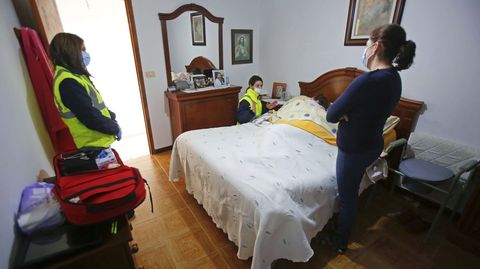 Reportaje con las enfermeras Sonia Garca y Blanca Luaces del equipo de soporte de atencin domiciliaria con base en Arcade. Primera parada para visitar a Victoria una anciana de 84 aos en Cortegoso, A Lama