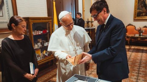 El Papa Le�n XIV recibe en una audiencia privada al presidente de la Generalitat, Salvador Illa, en el Palau Episcopal de Barcelona, junto a su esposa.