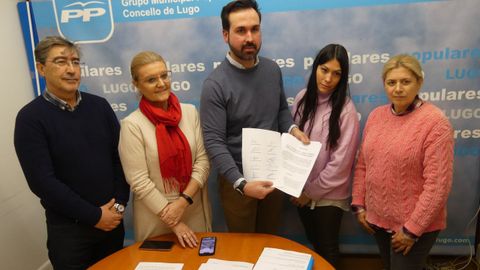 Los concejales del PP con las alegaciones