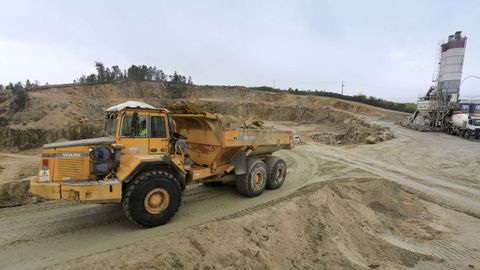 La planta de hormign, conformada por dos silos, se encuentra junto a la propia mina de granito