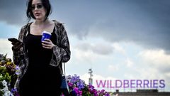 Una joven pasa delante de unos almacenes de Wildberries en Mosc�.