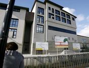 <span lang= es-es >La Casa da Cultura de Cee</span>. Parte de las obras del edificio, a�n inacabado una d�cada despu�s del inicio de su construcci�n, recayeron en la empresa Ogando, que factur� por ellas unos 700.000 euros.