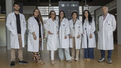 Ana Isabel Rodríguez, la tercera por la izquierda, posa con el grupo que codirige.