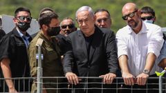 Netanyhau observa el lugar de la avalancha que acab� con la vida de 45 ultraortodoxos