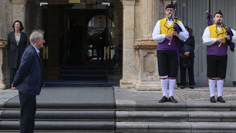 El novelista ingl�s Julian Barnes (d) llega a Oviedo este lunes para recibir el Premio Princesa de Asturias 2026 de las Letras