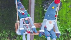 Los dos gnomos estaban sentados en un columpio y fueron confeccionados por una vecina