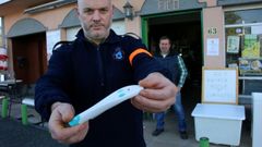 Andrade muestra el artilugio que elimina el veneno de las picaduras. Detr�s, Rafael, con quien lo test�