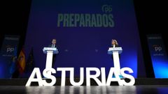 El presidente de la Xunta de Galicia y futuro l�der del PP, Alberto N��ez Feij�o (i), junto a la presidenta del PP de Asturias, Teresa Mallada (d), durante el acto de la formaci�n celebrado este jueves en el Teatro Campoamor de Oviedo