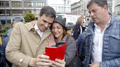 Pedro S�nchez en el 2015 en Santo Domingo junto a Besteiro y una simpatizante del PSOE