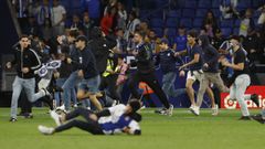 Aficionados del Espanyol invaden el campo para evitar la celebración del Barcelona en Cornellá