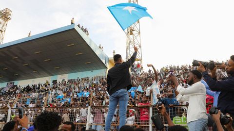 El recibimiento al �rbitro en el estadio de Mogasdicio.