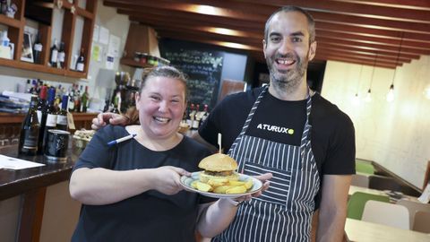 Lucía Folgar y Jorge López Rocha, con la hamburguesa de picaña en el Aturuxo.