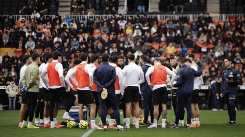 Los jugadores del Valencia, en el entrenamiento de este lunes en Mestalla, a cinco d�as de visitar al Celta.