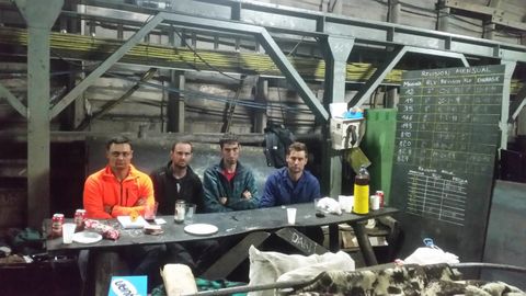 Imagen de los cuatro mineros que llevan desde el pasado jueves encerrados en el pozo Santiago en Carborana (Aller)