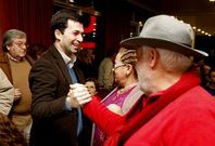 Gonzalo Caballero saluda a varios militantes en la tensa asamblea socialista del martes.