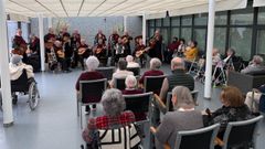 Usuarios del Remanso, en Los Rosales, en el concierto de la Tuna de Veteranos