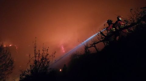 Los efectivos de la UME luchando contra el incendio de Seroiro