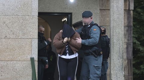 M�s de veinte agentes participaron en el registro de un chal� en Vilar de Calo, Teo.