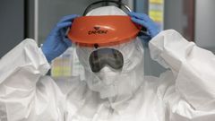 En imagen de archivo, un profesional sanitario que atiende a pacientes con coronavirus en la uci del HULA