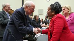 John Dean saluda a la congresista Sheila Jackson tras su comparecencia en el Comit Judicial de la Cmara de Representantes
