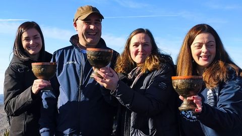 La alcaldesa de Samos, Chus L�pez (BNG); el alcalde de O Incio, H�ctor Corujo (PP); la concejala de Educaci�n de A Pobra do Broll�n, Noelia Besteiro (BNG); y la alcaldesa de Folgoso, Lola Castro (PP), brindan por el a�o 2026 en la Pena dos Catro Cabaleiros