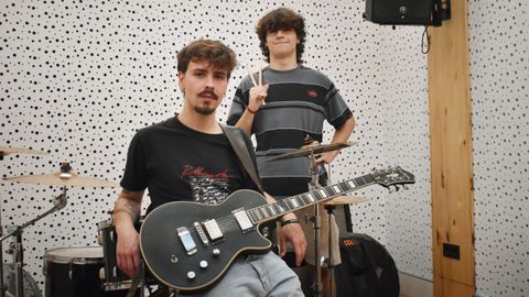 Integrantes de D'Fodase. Antn Cobelo (vocalista y guitarra) y Adrin Delgado (batera)