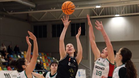 Acci�n del partido de la segunda vuelta entre el Cortegada y otro de sus rivales directos por las plazas de play-off, el Ibaizabal.