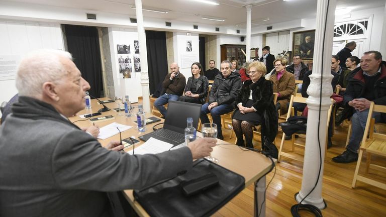 El autor en la presentación de su libro en Lalín